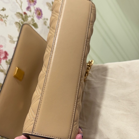 Tory Burch Beige Quilted Shoulder Bag with Gold Chain - Picture 4 of 8